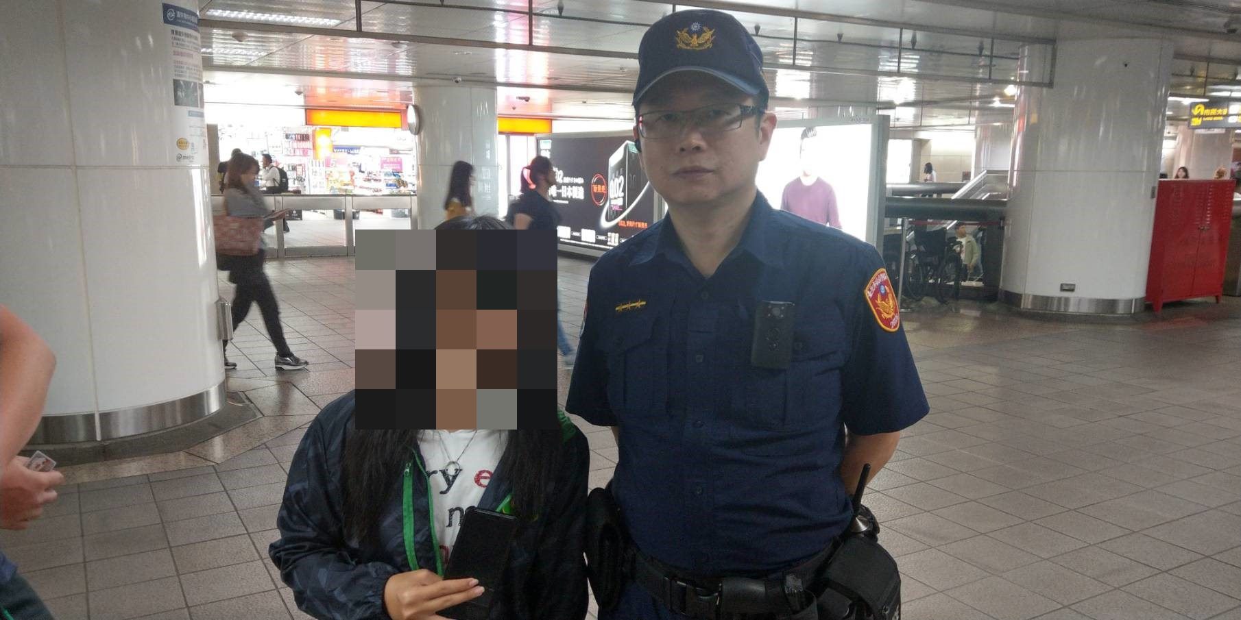 員警與新南向遊客合照（圖/ 台北市政府警察局捷運警察）