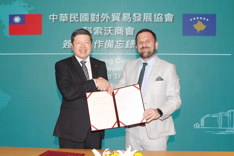 (TAITRA president and chief executive Walter Yeh (left) on April 20 signs a MoU with Berat Rukiqi, President, Chamber of Commerce of Kosovo for more bu)