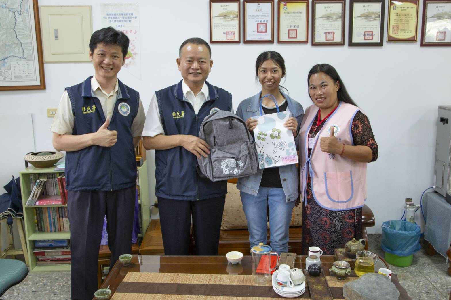 簡翠鳳同學獲得總統教育獎，嘉義縣服務站主任林炳煌偕該站張涼塘專員及嘉義縣新住民當家協會理事長前往大埔國中關懷訪視並致贈紀念品（圖/ 移民署）