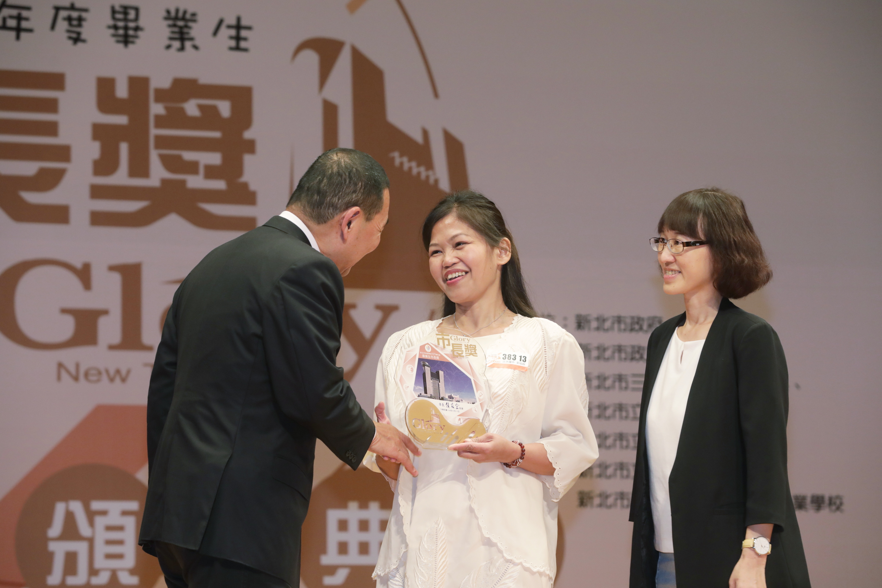 New Taipei City new resident received the Mayor Award, study hard Mandarin (source New Taipei City Government)