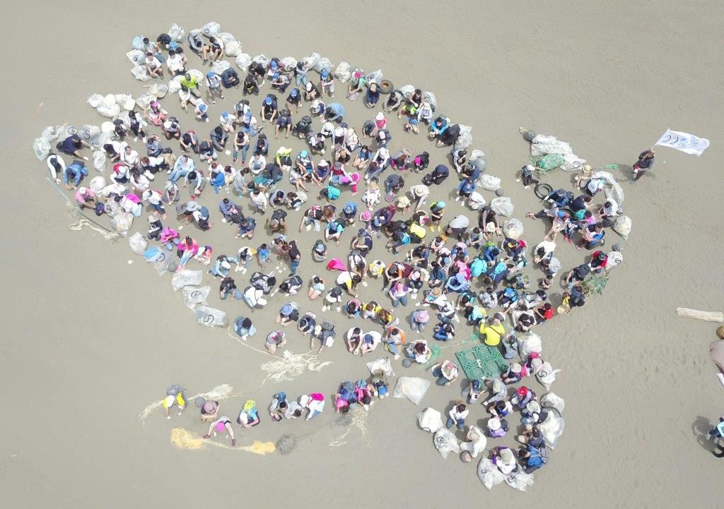 Foto kegiatan acara saat pembersihan pantai (sumber: EPA)