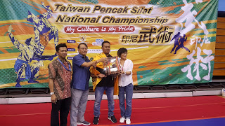 Perwakilan Perguruan Silat PSHT menerima penghargaan Piala Bergilir dari Kepala KDEI Taipei Didi Sumedi (kedua dari kiri) usai dinobatkan menjadi juara umum dalam Kejurnas Pencak Silat di Taipei, Taiwan (sumber: KDEI Taipei)