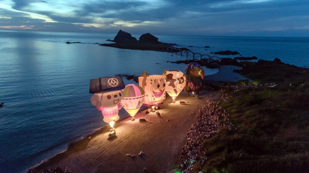 Hot air balloons awaiting the sunrise near Sanxiantai (photo courtesy of Taitung County Government).