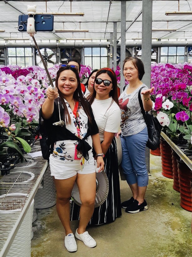 The migrant friends who enjoyed the tour in Daxi took wefie (source: Taiwan Global Workers Organization)