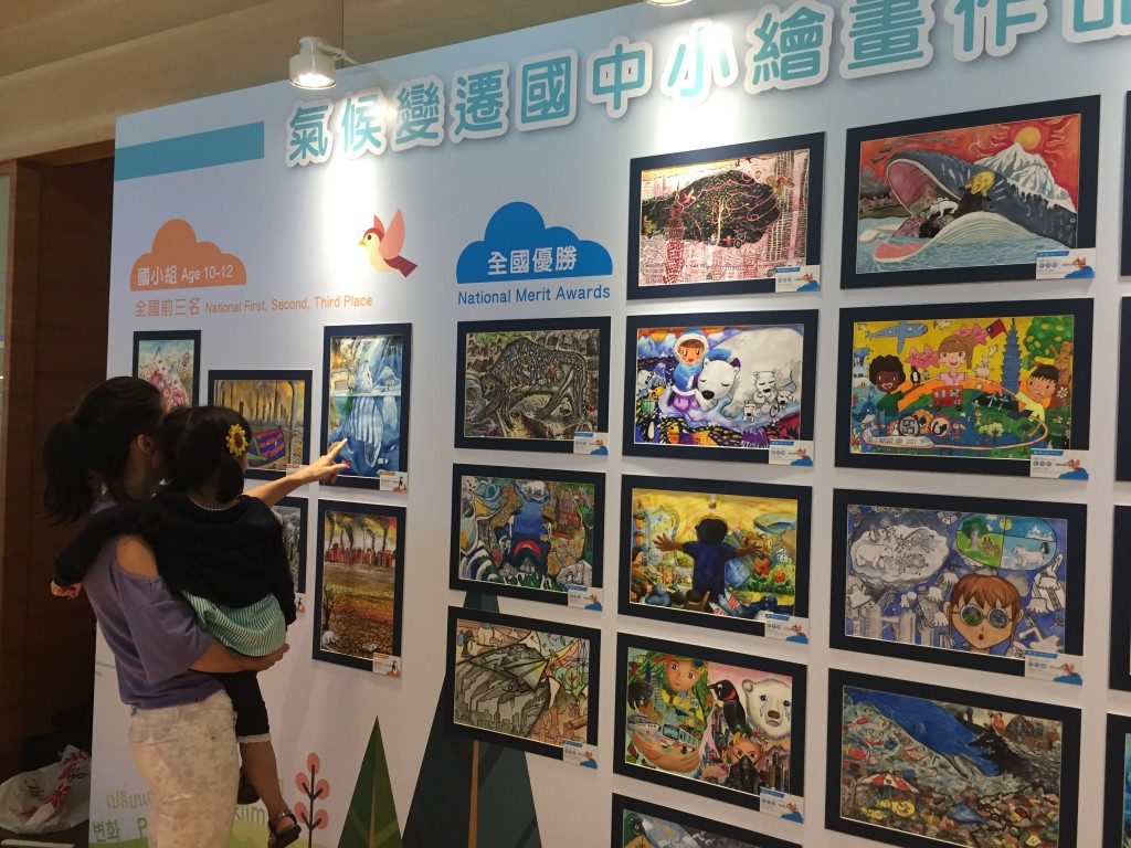 簡又新：2019年度作品皆高度切合主題且極富原創性，將抽象的氣候變遷和環境破壞的現況具象化，媒材多元、用色繽紛，評審委員皆大為讚賞，值得各位機場旅客至現場欣賞。(照片來源：台灣永續研究能源基金會)