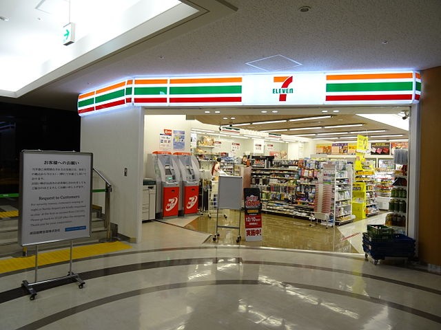 成田機場內的7-11（示意圖來源：維基百科）