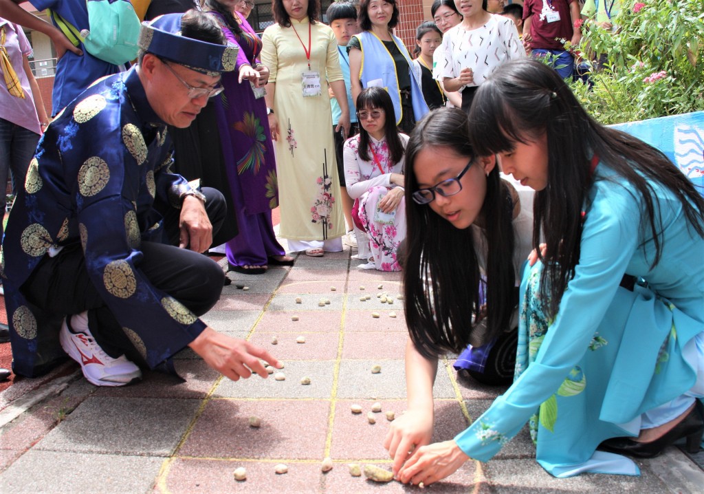 新北市新住民語文學院揭牌-蔣副局長體驗越南童玩（照片來源： 新北市教育局）