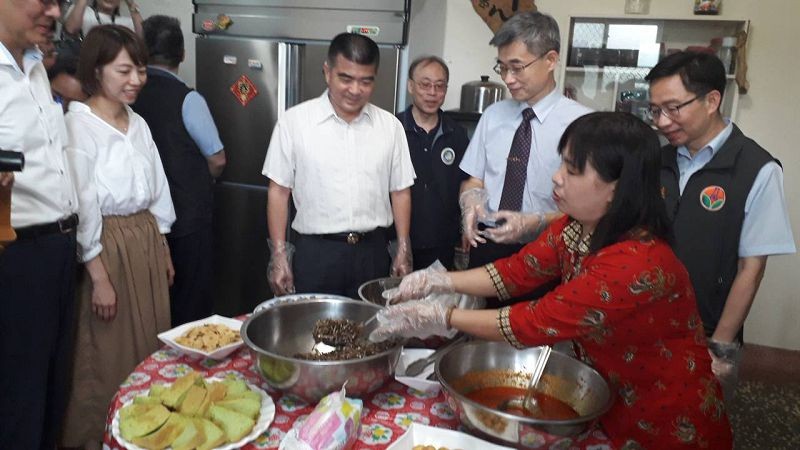 移民署副署長梁國輝7月10日與團隊前往關懷新住民，體驗越南燈籠與印尼辣魚乾製作。(照片來源：移民署)