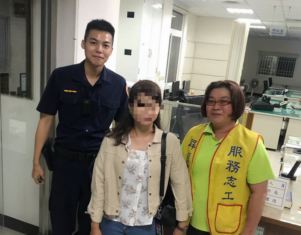 Police officer and a volunteer helped the Indonesian care taker who was lost (source: Pingtung government)