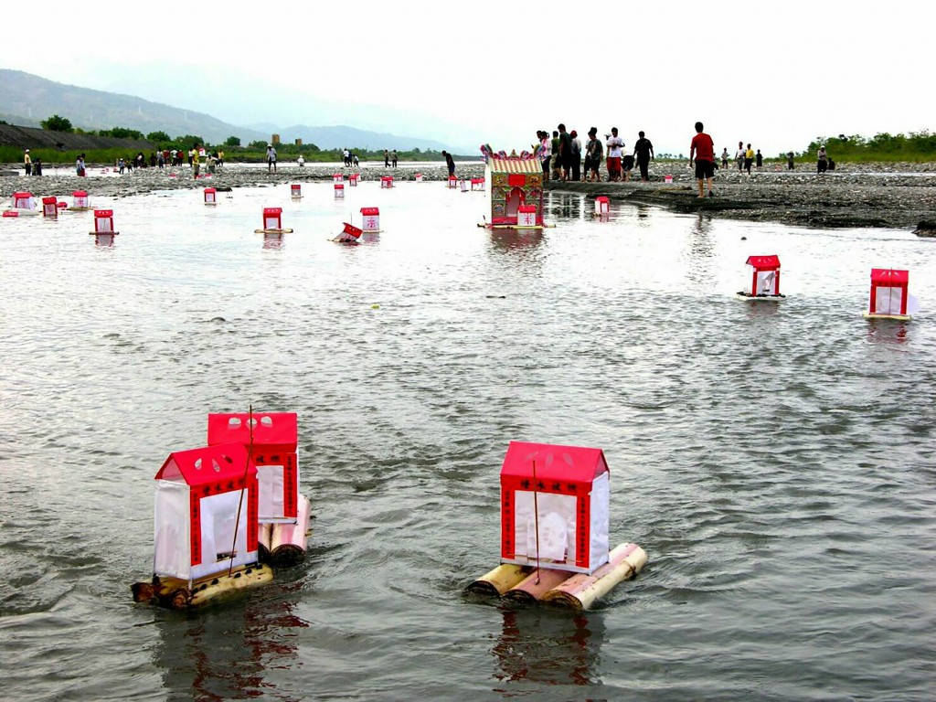 Water lanterns are a Ghost Festival tradition, but a temple in Hualien is ensuring they are biodegradable too.