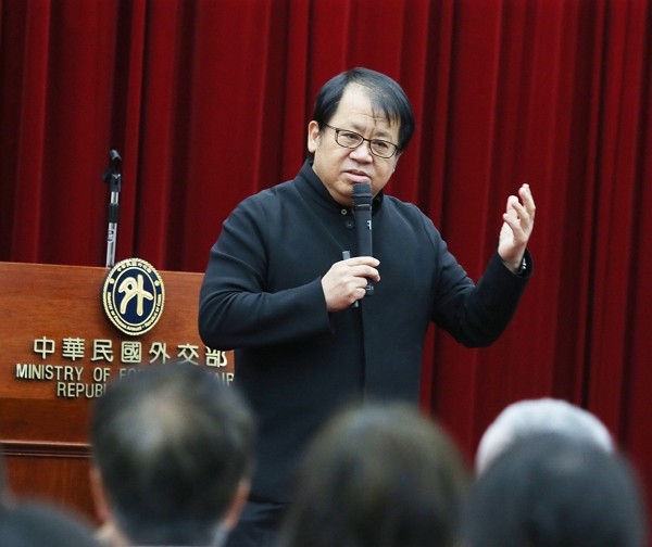 Ju Tzong-Ching gave a speech on “Making friends with the world through culture and art” at MOFA. 