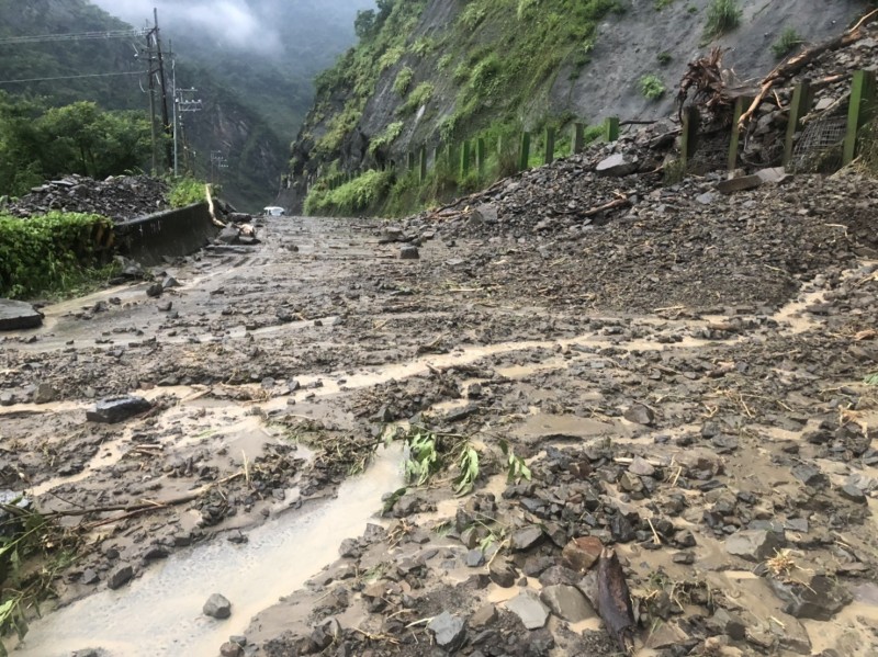 高雄市山區連日大雨，道路崩塌落石不斷，桃源、那瑪夏今(12)日仍舊停班停課。(照片來源：那瑪夏區公所）