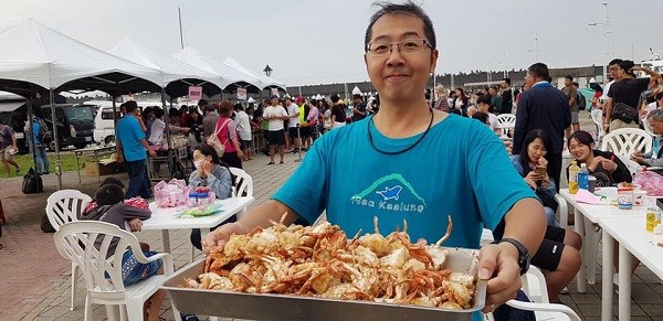 Dungeness crabs, boiled squid, and tempura, along with a fresh glass of refreshing beer, will cost just NT$200