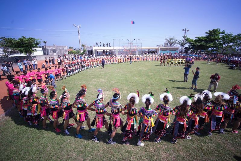 Tribespeople and visitors from home and abroad perform a traditional dance during the Amis Music Festival (Taiwan Today photo)