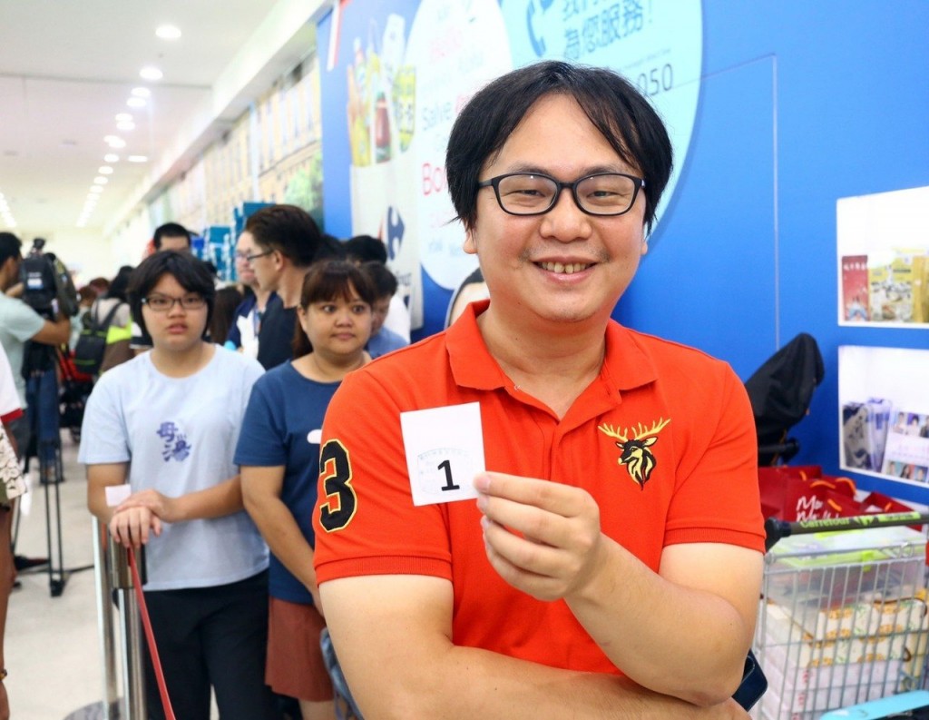 First customer in line. (Carrefour photo)