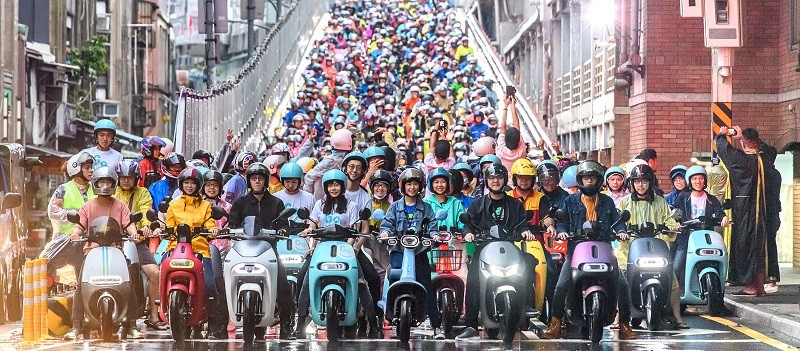 A flash mob of electric scooters set a new Guinness World Records for the largest electric scooter procession ever