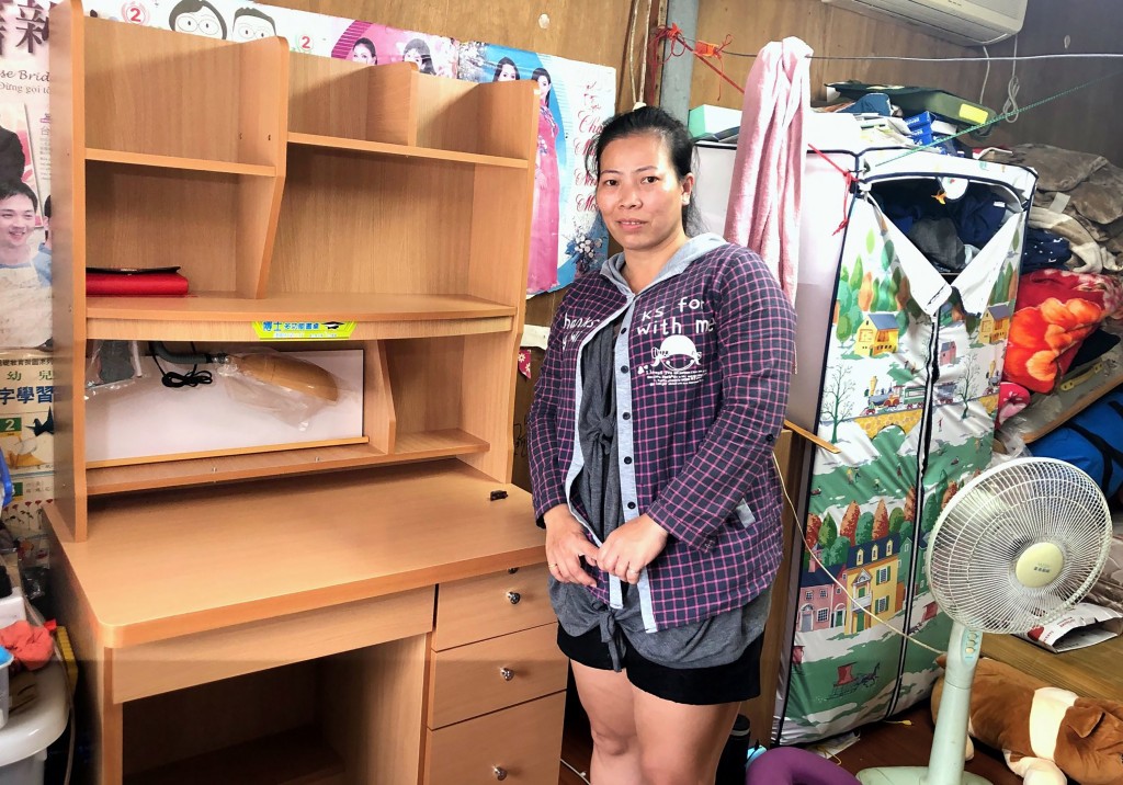 Nguyen standing next to daughter's new desk. (CNA photo)