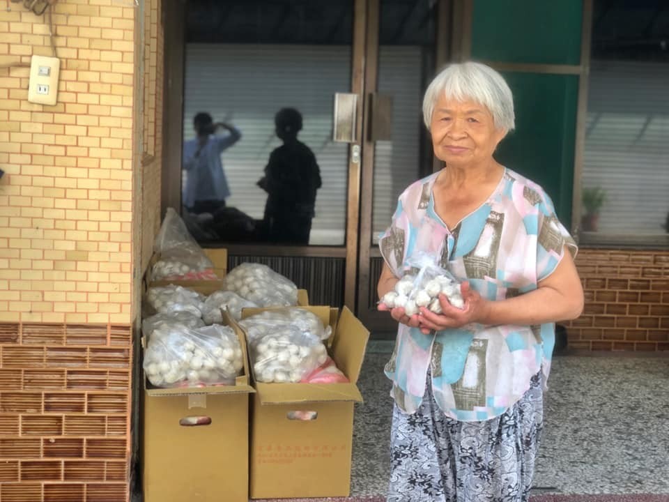Kaohsiung grandma selling fish balls to pay medical bills for grandson after car accident left him comatose