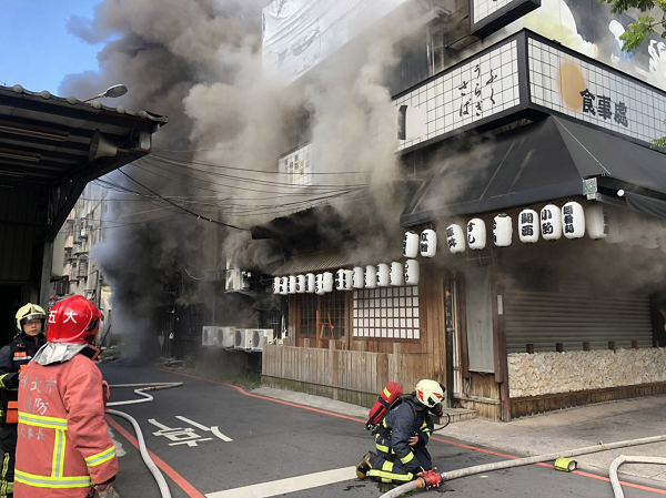 Ba Tiao Shousi restaurant in Sanxia District burned for over an hour on Sunday morning