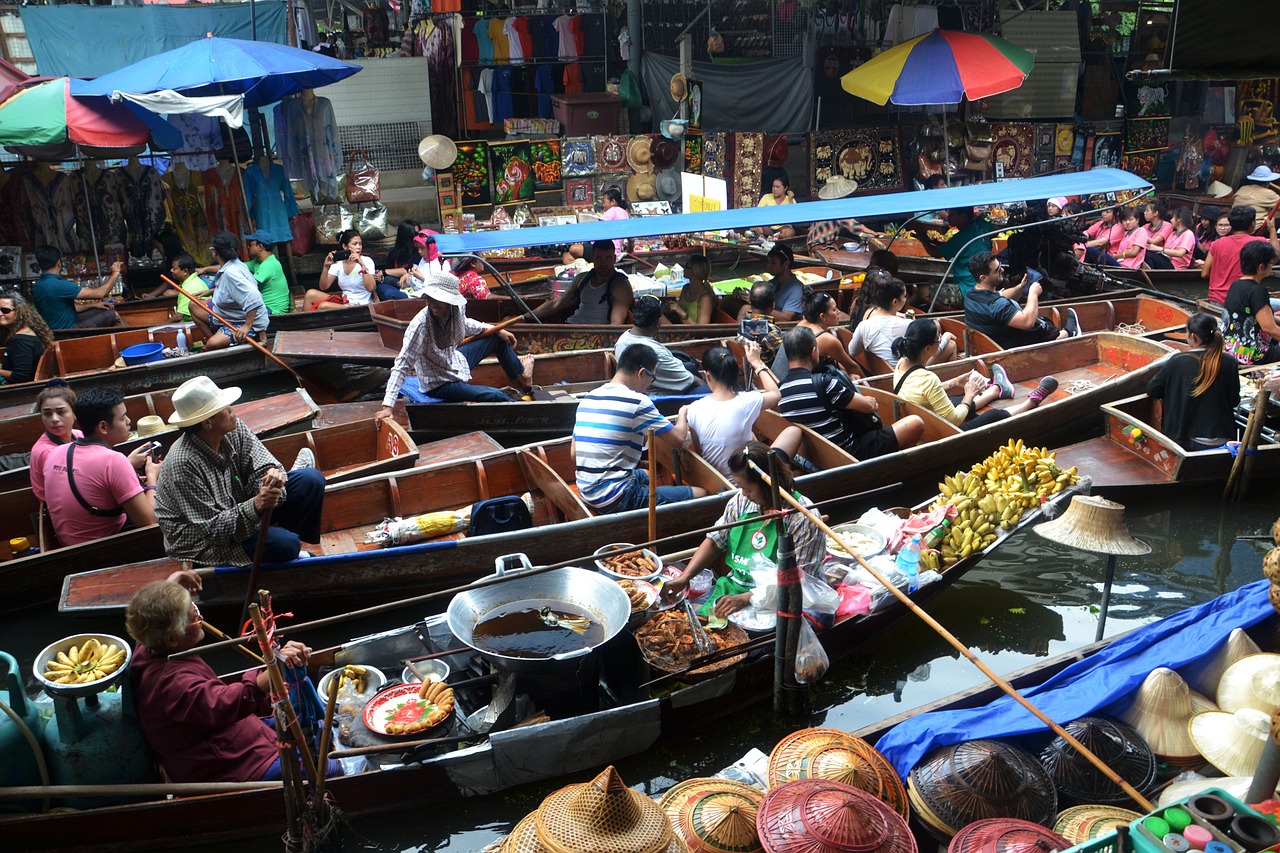 ตลาดน้ำเป็นหนึ่งในสถานที่ๆ สามารถดึงดูดนักท่องเที่ยวต่างชาติให้เดินทางไปเยือนได้เป็นจำนวนมาก (ภาพจาก pixabay)