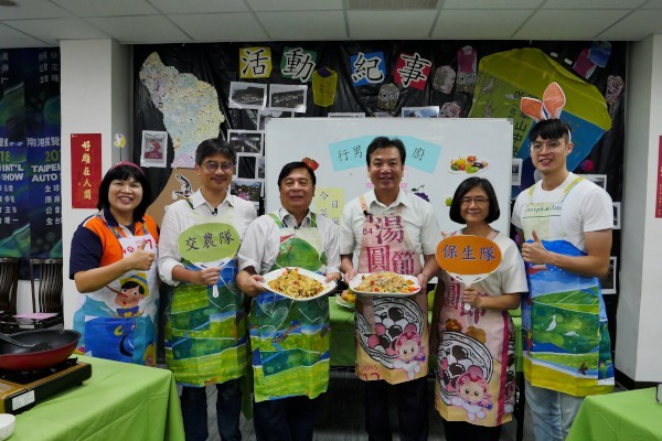 新北市政府為宣導「惜食」，透過月餅炒飯趣味PK賽影片，邀請各局處長官擔任「行」男大主廚，透過月餅炒飯趣味PK賽影片。(照片來源：新北市政府)