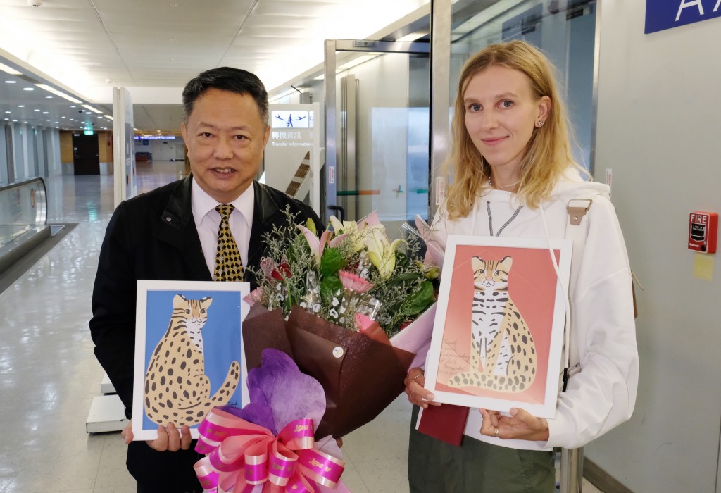 Molodtsova being welcomed by Tourism Bureau official at airport. (CNA photo)