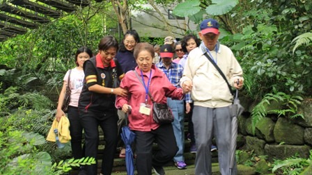 臺北市榮服處在新北市三峽大板根森林園區表揚新住民幸福家庭(翻攝自台北市榮服處網站)