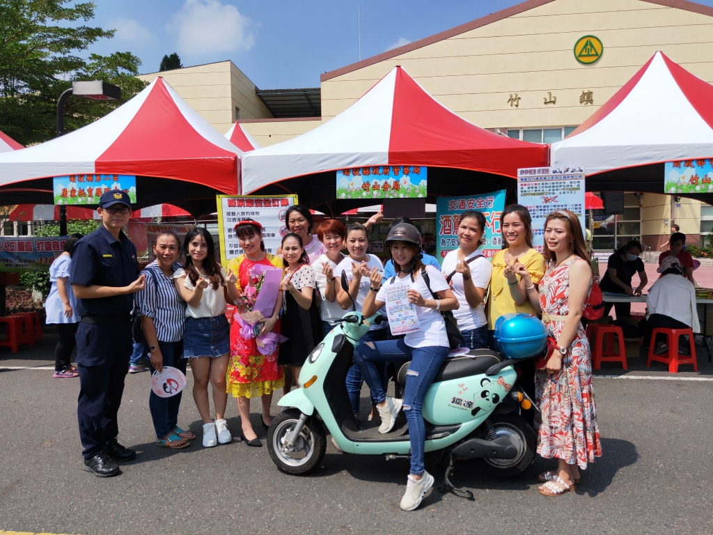 竹山員警也加入園遊會宣導交安，希望能照顧新住民的道路安全。（照片來源：南投縣警察局）