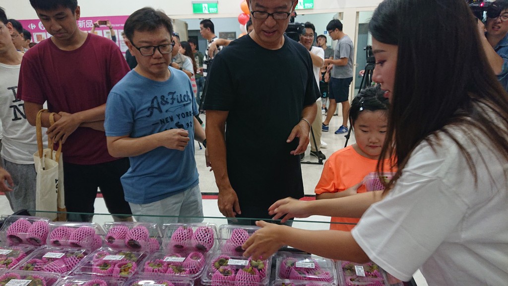 Employee hands out mangosteens to customers. (CNA photo)