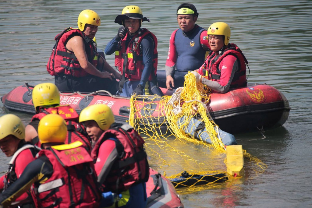 Women rented paddle boat at Xindian's Bitan scenic area Friday, one woman's body found next day