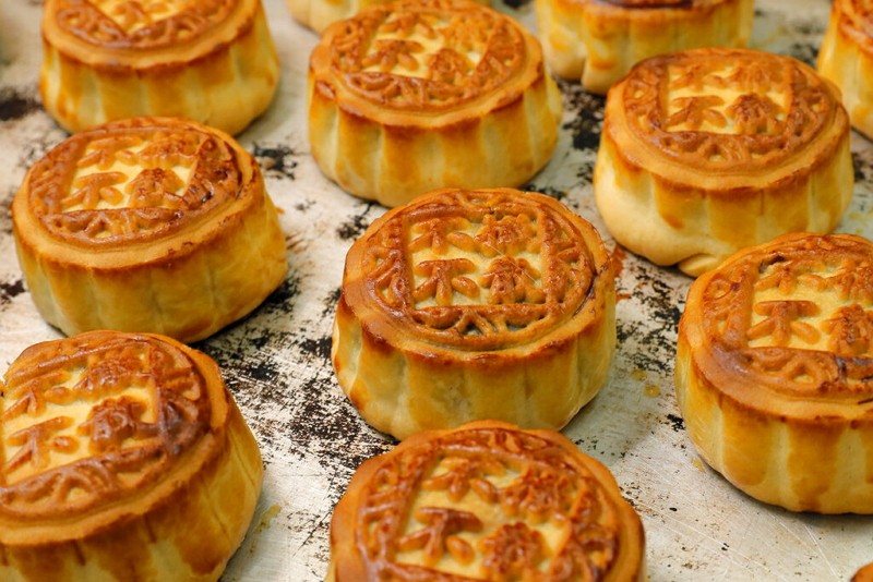 It is customary for people to give mooncakes as presents in Taiwan during Mid-Autumn Festival