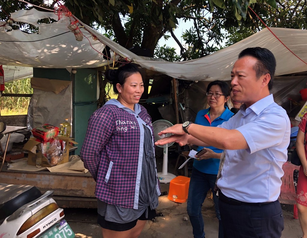 Nguyen (left), Chiayi County Magistrate Weng Chang-liang (right). (CNA photo)