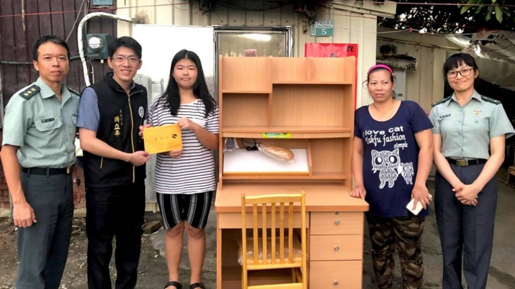 Vietnamese immigrant child who lives in ramshackle home receives desk, container home after testing into top Taiwanese girls school