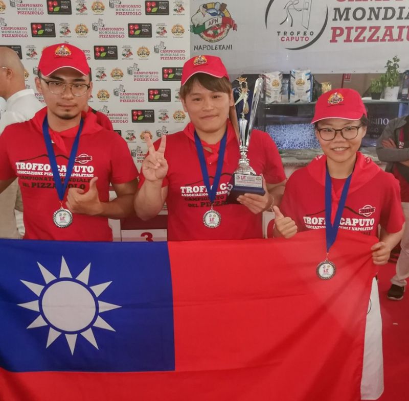 「第18屆拿坡里CAPUTO盃世界披薩職人錦標賽」（Campionato mondiale del Pizzaiuolo）義大利時間19日在披薩的起源地拿坡里舉行，台灣隊擊敗各國隊伍獲得冠軍。(取自Caputo - Il Mulino di Napoli臉書)