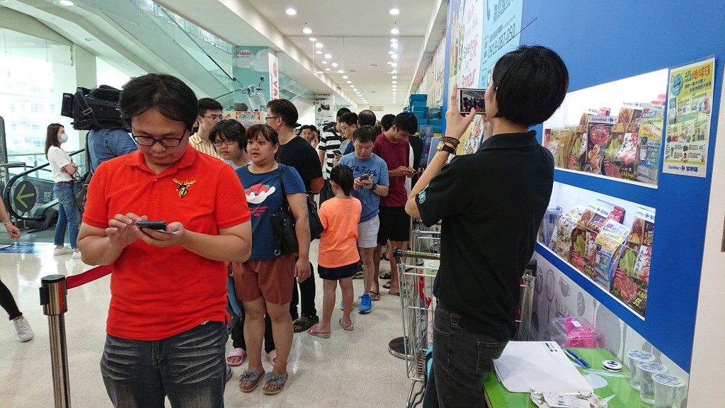 Customers lining up to buy mangosteens in Carrefour. (CNA photo)