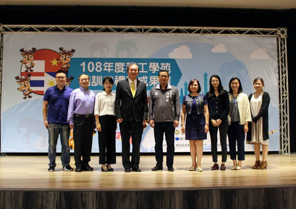 Graduation ceremony of migrant worker academy. Attribute: Taoyuan e-news