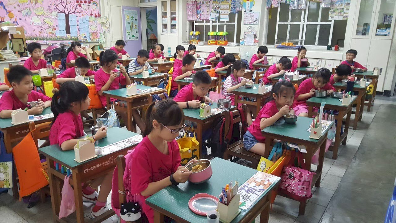 Chong Yang Elementary School in New Taipei City advocated multicultural education and the students tasted Vietnamese noodles.  Attribute: Radio Taiwan International