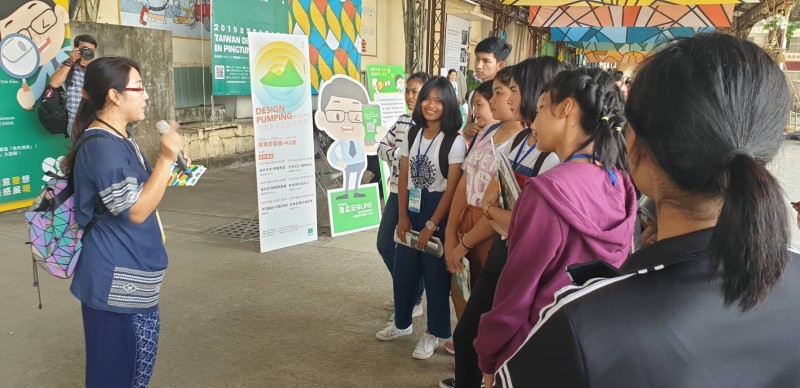 Xu Lili (kiri), relawan yang dipandu dari Thailand, melakukan pertukaran pelajar dengan Thailand untuk mengunjungi Pameran Desain Pendidikan Pabrik Tembakau Pingtung. (Foto milik Kantor Budaya Pemerintah Kabupaten Pingtung)