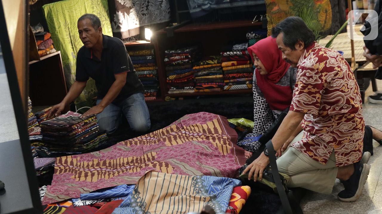 Pengunjung memilih koleksi batik yang dipamerkan pada Interior and Craft (ICRA) Exhibition 2019 yang dihelat di Hall A Jakarta Convention Center (JCC), Senayan, Jakarta, Minggu pada ajang ini (Liputan6.com)