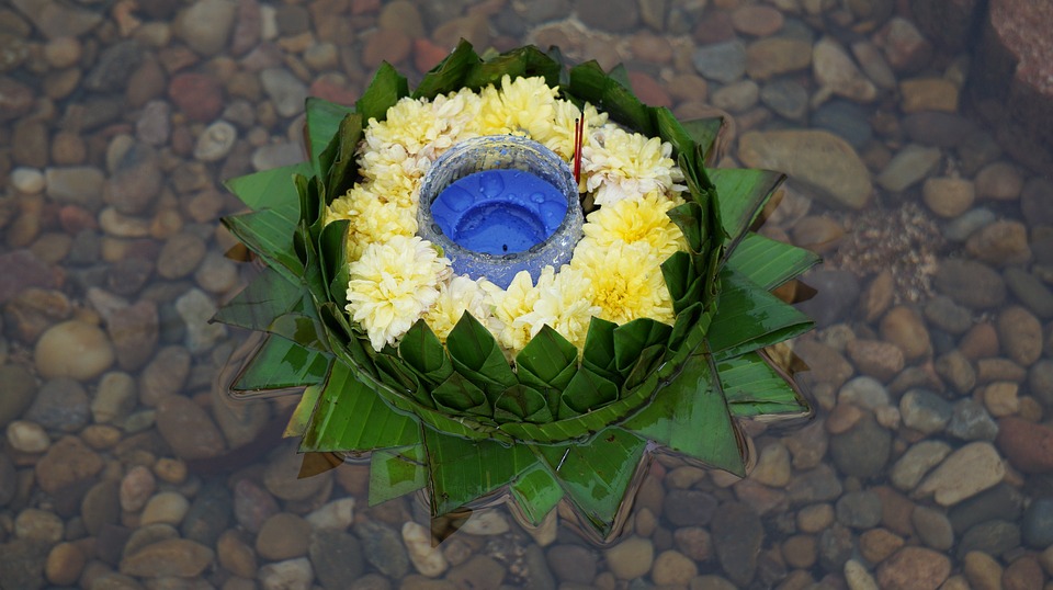 กระทรวงทรัพยากรธรรมชาติและสิ่งแวดล้อมเชิญชวนชาวไทยใช้วัสดุธรรมชาติทำกระทงแทนการใช้โฟมและพลาสติก (ภาพจาก pixabay) 