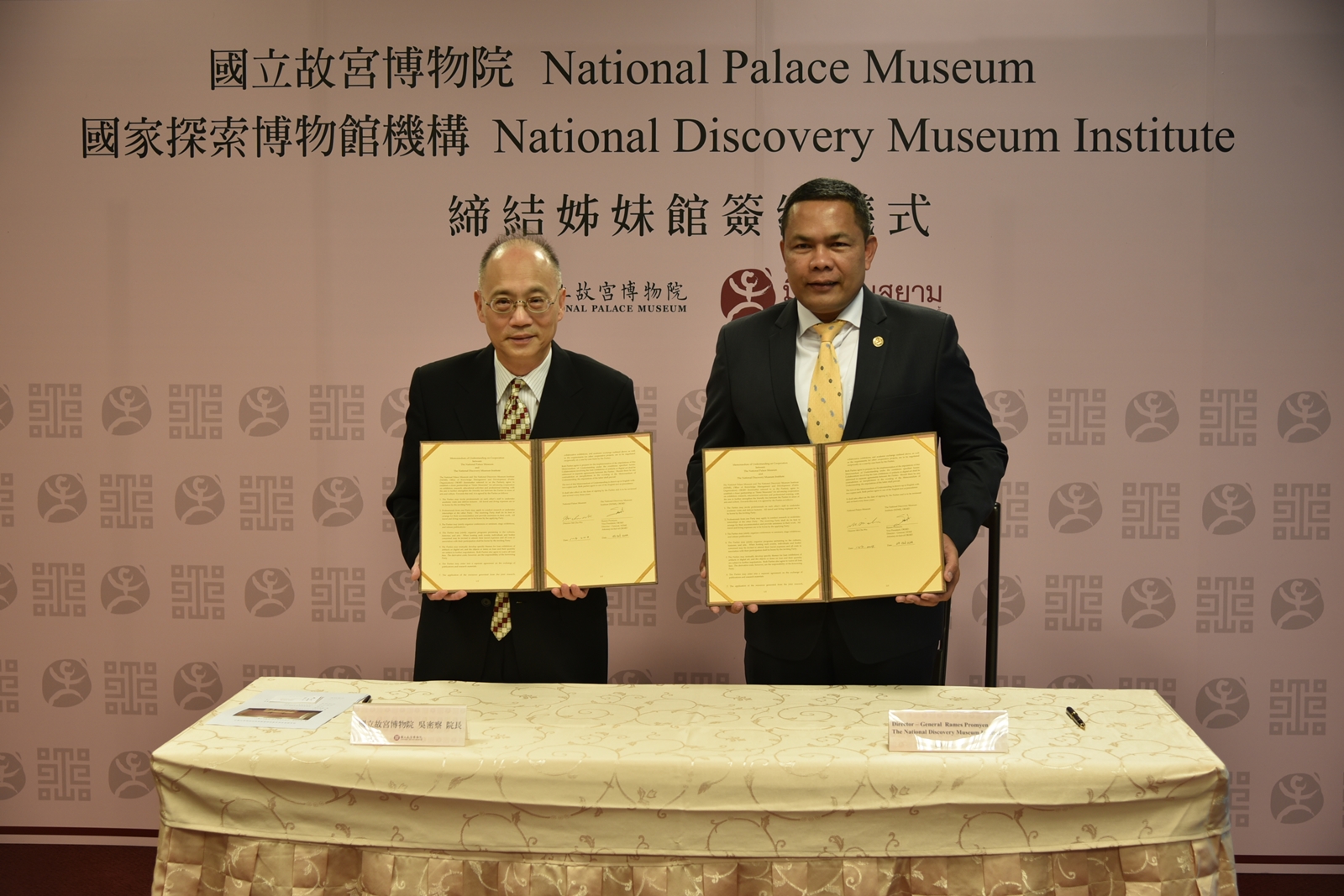 故宮吳密察院長與泰國國立暹邏博物館館長Mr. Rames Promyen代表簽訂合作備忘錄。（照片來源：國立故宮博物院）