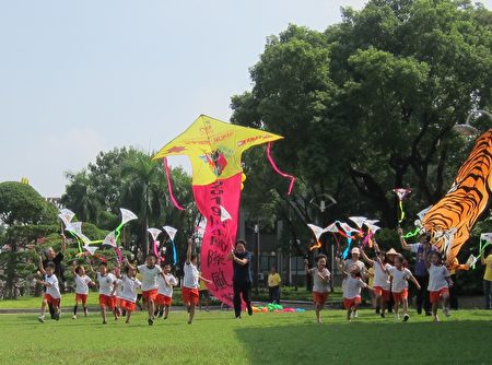 2019 Pingtung International Kite Festival will take place at Gaoping Riverside Park on 2nd, 3rd, November. Pingtung County Mayor Pan Meng-an(潘孟安) flied a kite with children the promote the event. Attribute: CNA