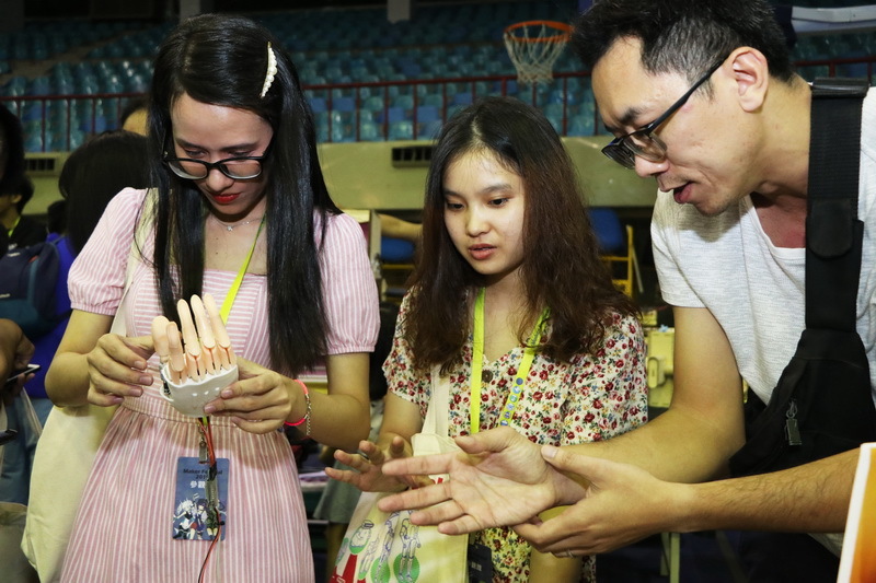 越南團隊對電動義肢大為驚奇。(翻攝自國立成功大學新聞中心)