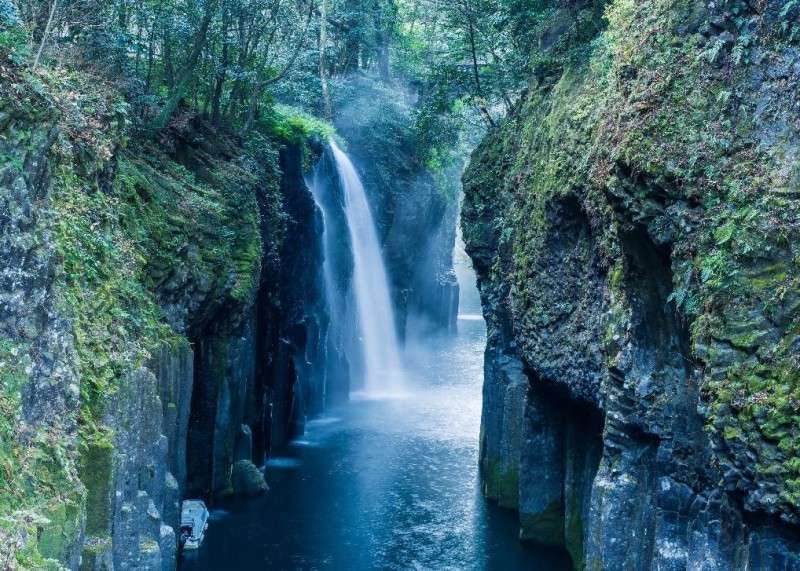 Takachiho’s biggest tourist attractions are Takachiho Gorge and the Amanoiwato-jinja Shinto shrine。(By：高千穗町官網)