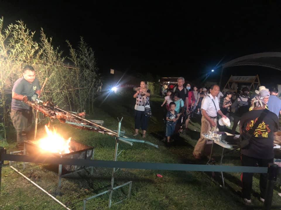 原住民的烤山豬野宴吸引許多民眾排隊。（照片來源：桃園市原住民族行政局）