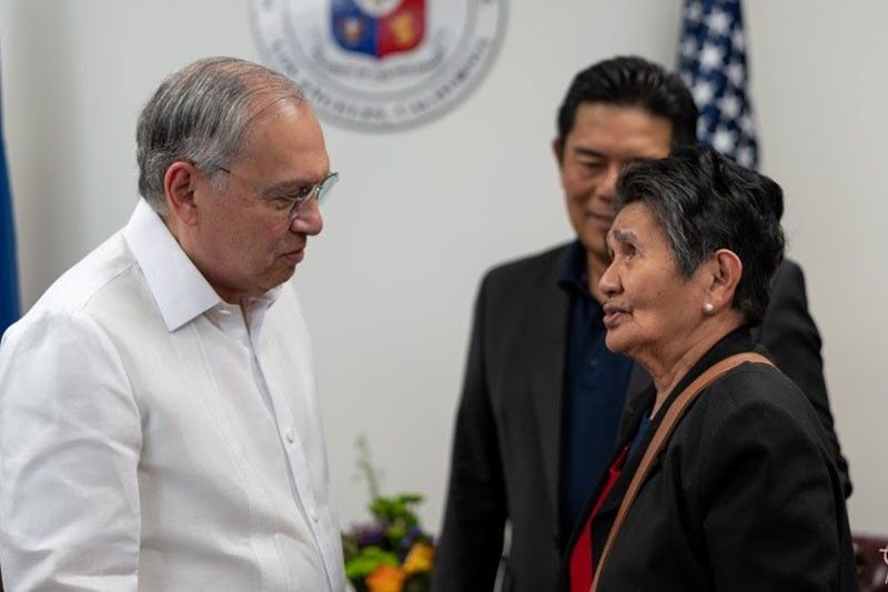 Consul General Adelio Angelito Cruz (rearmost) introduces “Nanay Fedelina” (right) to Ambassador to the United States Jose Manuel Romualdez (left). 