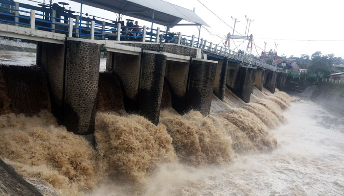 Bendungan Katulampa Waspada Banjir(foto dari : Postakosnews)