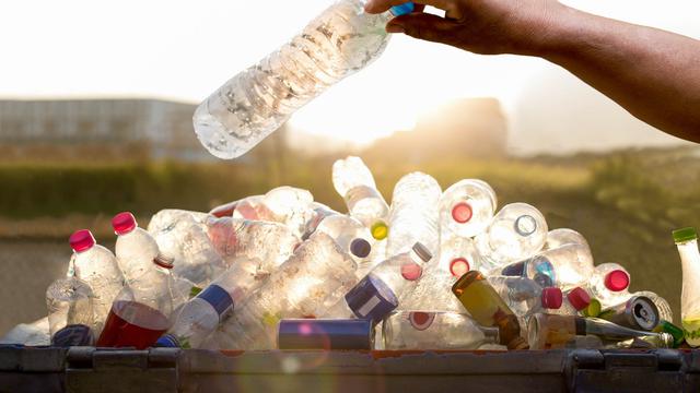 Banyaknya sampah botol plastic ,Solusi Daur Ulang Menjadi Punya Makna(foto : Liputan6news)