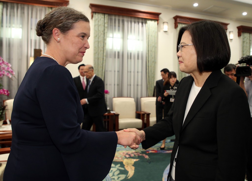 Deputy Assistant Secretary of State Sandra Oudkirk (left) visiting President Tsai Ing-wen Wednesday October 9. (By Central News Agency)