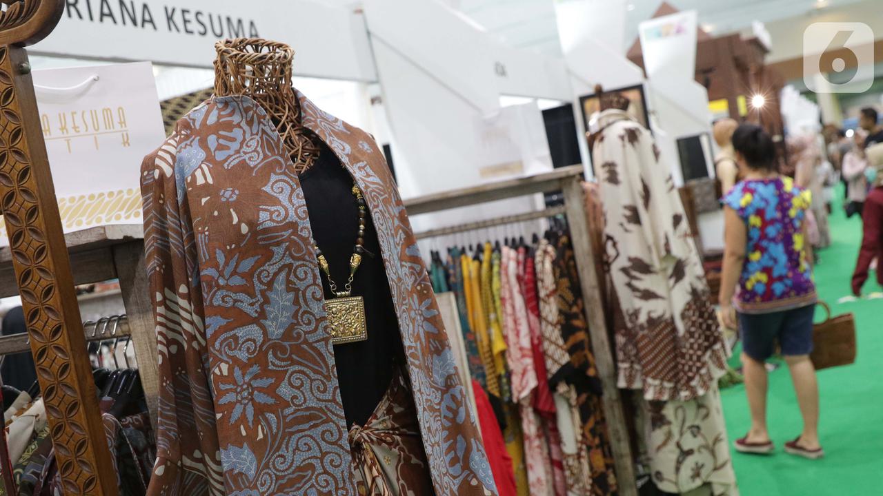 Pengunjung melihat-lihat koleksi batik yang dipamerkan pada Interior and Craft (ICRA) Exhibition 2019 yang dihelat di Hall A Jakarta Convention Center (JCC), Senayan, Jakarta, Minggu (Liputan6.com)